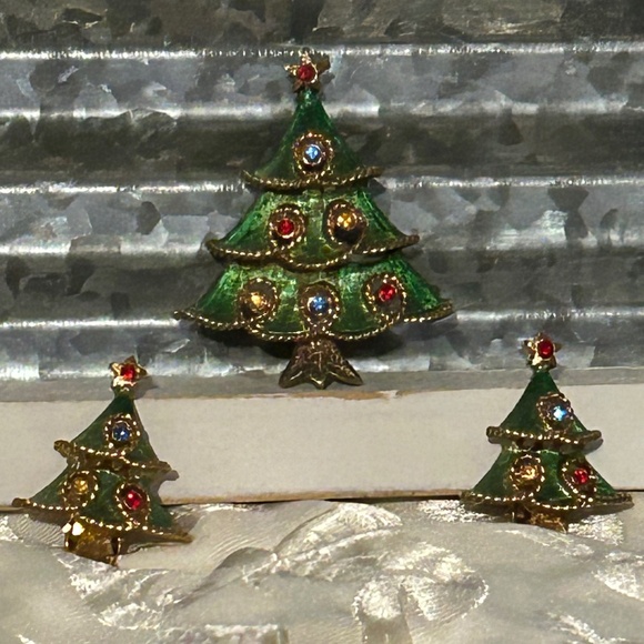 Vintage JJ Christmas Tree Brooch Clip On Earrings Set Gold-Toned Rhinestones - Picture 1 of 6